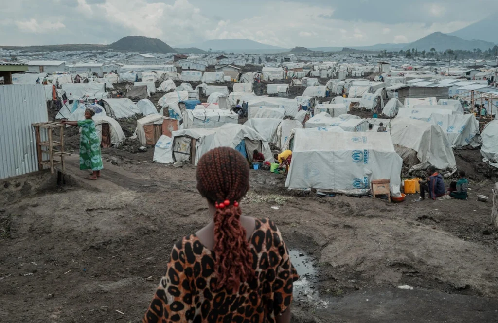 Displaced woman gazes over Lushagala site North Kivu in DRC - Accra Daily Post Displaced woman gazes over Lushagala site North Kivu in DRC